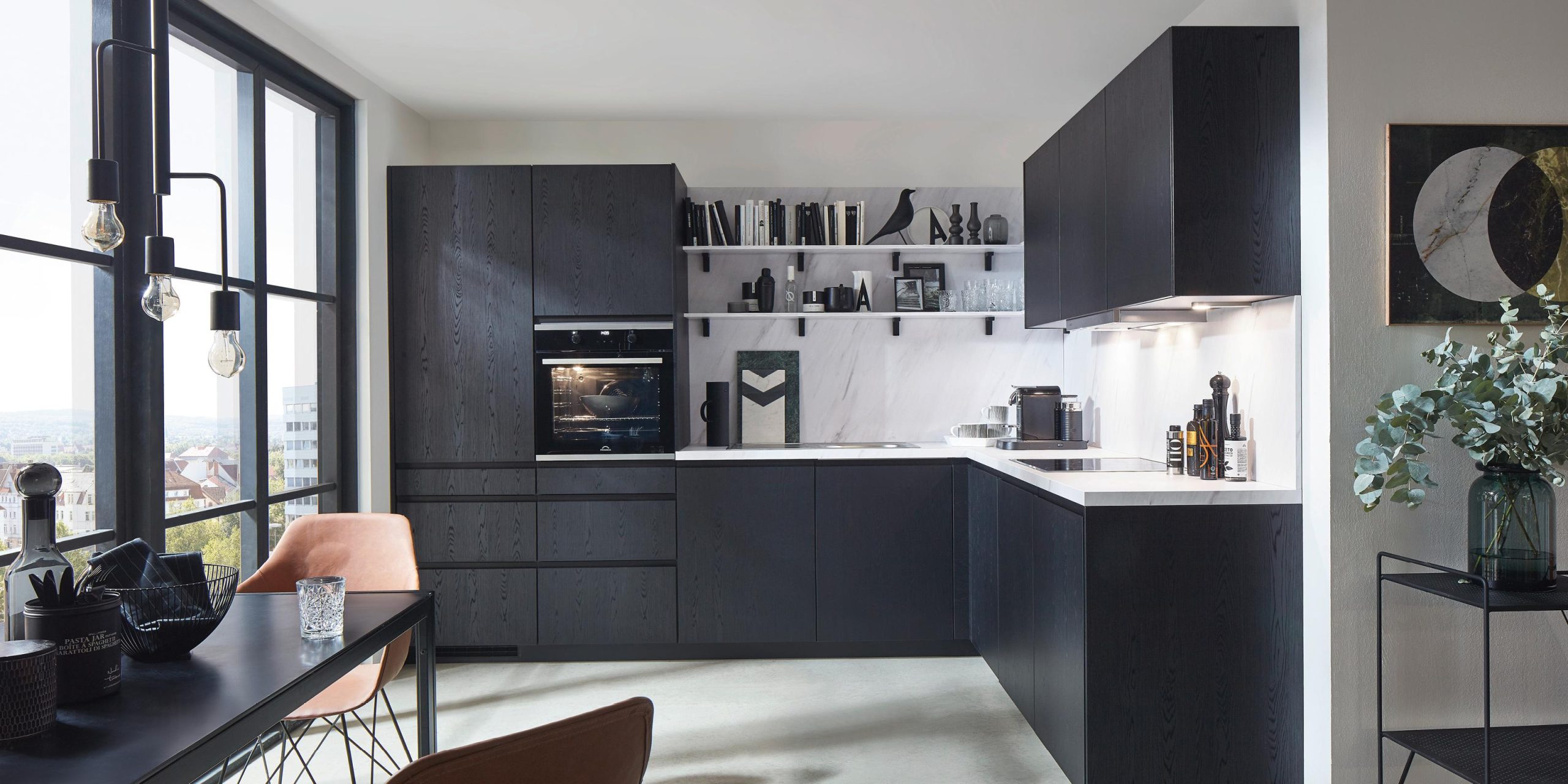 objevte inspiraci a praktické tipy pro černobílou kuchyni, která kombinuje elegantní design a funkčnost.