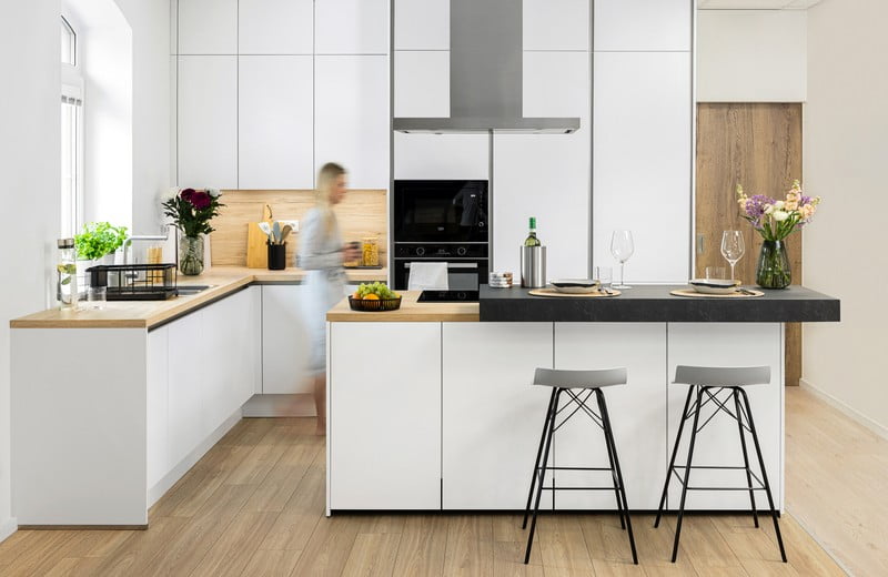 objevte inspiraci a praktické tipy pro černobílou kuchyni, která kombinuje styl a eleganci v moderním designu.