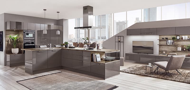 objevte elegantní kombinaci lilku a šedé kuchyně, která přináší moderní a stylový design do vašeho domova.