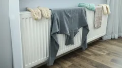 zjistěte, proč je váš radiátor nahoře teplý a dole studený, a naučte se efektivní způsoby, jak tento problém vyřešit pro rovnoměrné vytápění vašeho domova.