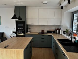 objevte, jak celadonová zelená barva přináší svěžest a eleganci do moderní kuchyně. inspirujte se nábytkem, dekoracemi a nápady pro dokonalý interiér.
