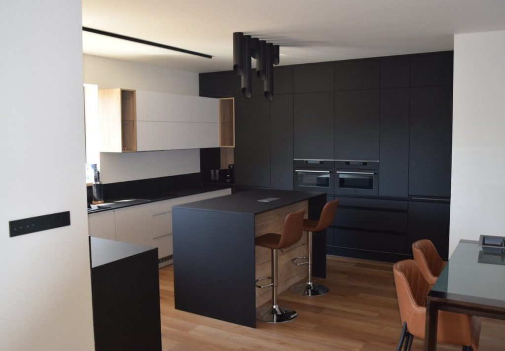objevte elegantní černou vestavěnou kuchyni, která kombinuje moderní design s praktickým uspořádáním pro každodenní použití.