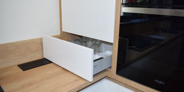 objevte stylové a praktické kuchyně v bílé, černé a dřevěné variantě, které dokonale kombinují moderní design s přírodními materiály pro vaši dokonalou domácnost.